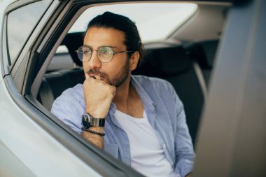 Arap adam arabada oturuyor, seyahat ederken rüya görüyor.