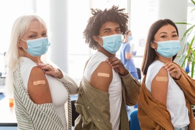 Çeşitli Grup Klinikte Yapışkan Bandajlı Aşılanmış Kolu Gösteriyor