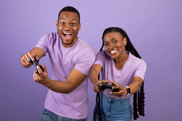 興奮アフリカ系アメリカ人のカップルがジョイスティックと一緒にビデオゲームをプレイ — ストック写真