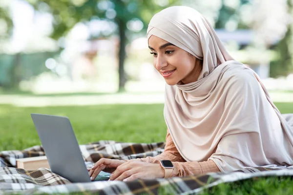 Freelancer, contratista independiente, estudiante de trabajo y estudio al aire libre, nuevo normal y estar seguro — Foto de Stock