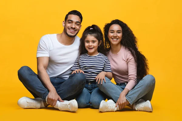 Retrato de feliz jovem Oriente Médio Família de três com pequena filha — Fotografia de Stock
