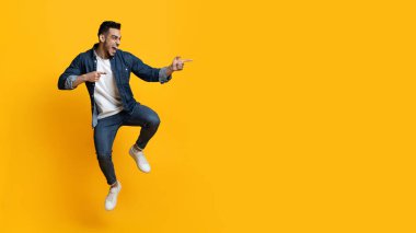 Heyecanlı Arap adam sarıdaki kopyalama alanını işaret ediyor.