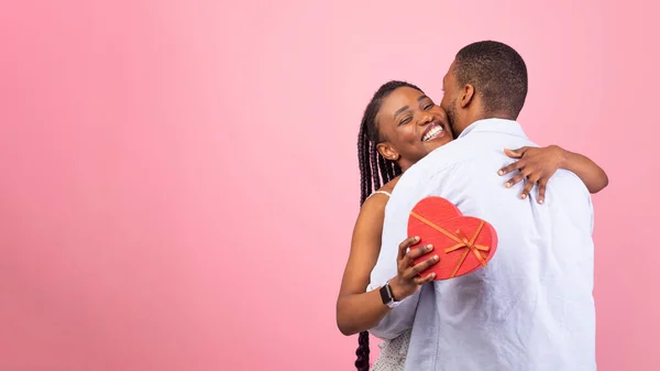 Nero uomo fare sorpresa per donna dare scatola coppia abbracci — Foto Stock