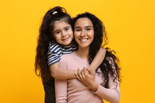 Amo la mia mamma. carino poco arabo ragazza abbracciare il suo felice mamma — Foto Stock