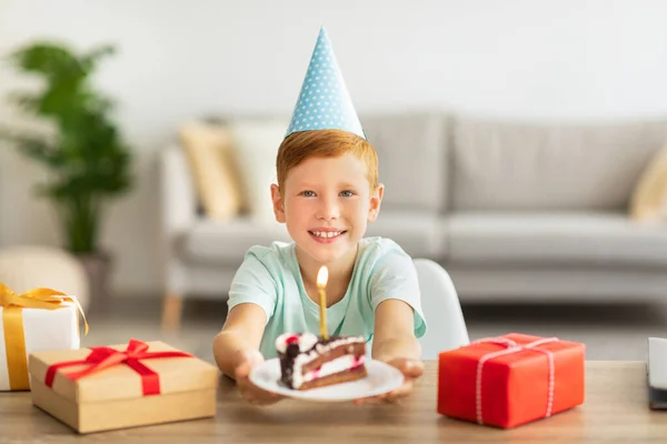 Glimlachende jongen draagt feestelijke pet, viert verjaardag — Stockfoto