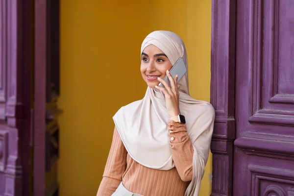 Šťastné tisícileté islámské ženy v hidžábu užijte si den a víkend, telefonování — Stock fotografie