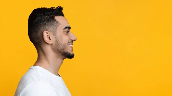 Perfil retrato de cara árabe alegre olhando para o espaço de cópia — Fotografia de Stock