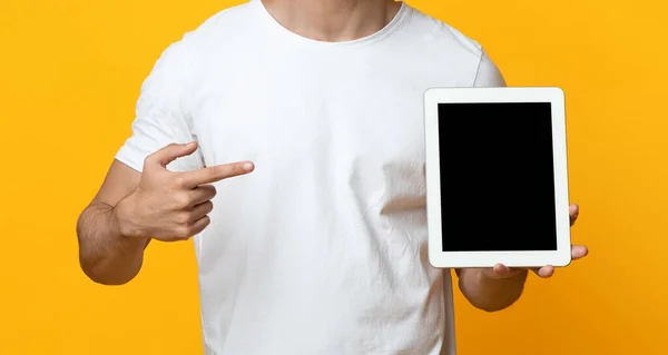 Nierozpoznawalny facet celujący w cyfrowy tablet z pustym ekranem — Zdjęcie stockowe