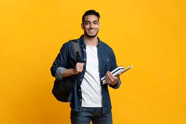 Slimme arabische jongen student met rugzak en boeken — Stockfoto