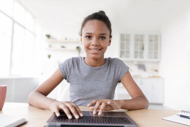 Modern öğrenci ve eğitim için aletler. Ev eğitimi, sohbet ve sosyal uzaklık