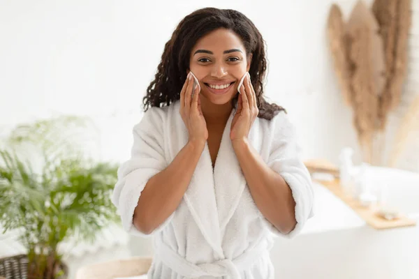 Black Woman Posing With Cotton Pads On Cheeks In Bathroom — Stock Photo, Image