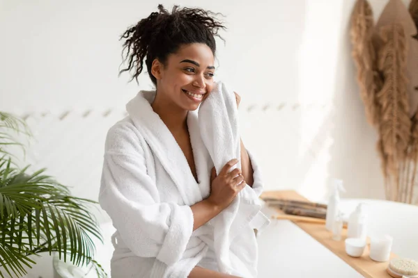 African Lady Drying Face With Towel Looking Aside In Bathroom — Stock Photo, Image