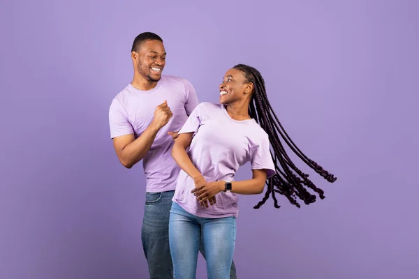 Porträt eines emotionalen schwarzen Paares, das im Studio tanzt — Stockfoto