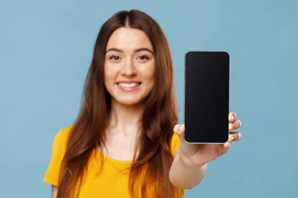 Primer plano de teléfono inteligente agradable con pantalla en blanco en la mano de la mujer — Foto de Stock