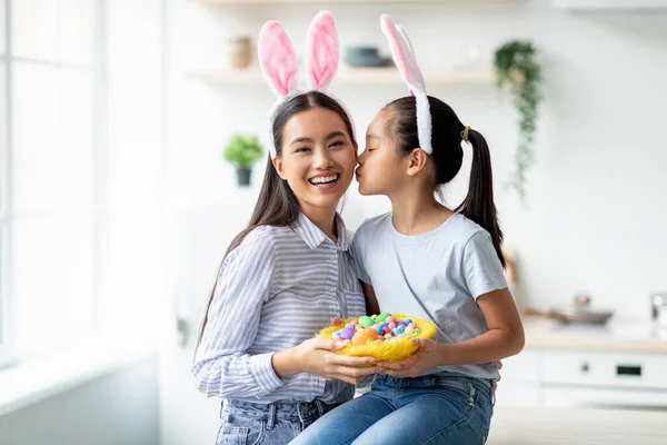 Conceito de férias e celebração. bonito ásia menina e mulher vestindo coelho coelho orelhas no Páscoa dia cópia espaço — Fotografia de Stock