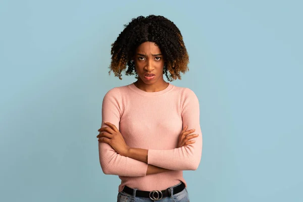 Portrait de jeune femme afro-américaine offensée debout avec les bras croisés — Photo