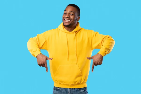 Happy Black Guy apontando os dedos para baixo em pé no fundo azul — Fotografia de Stock