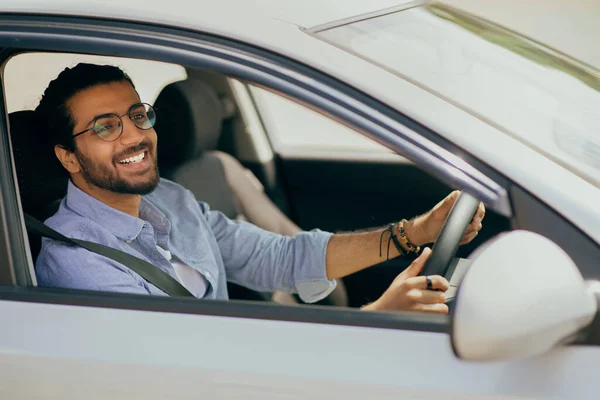 Happy Millennial Middle-Eastern Kerl Auto fahren, Seitenansicht — Stockfoto