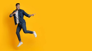 Şaşırmış Arap adam sıçrayıp fotokopi alanını işaret ediyor.