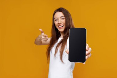 Heyecanlı sarışın milenyum hanımı güzel bir mobil uygulama öneriyor.