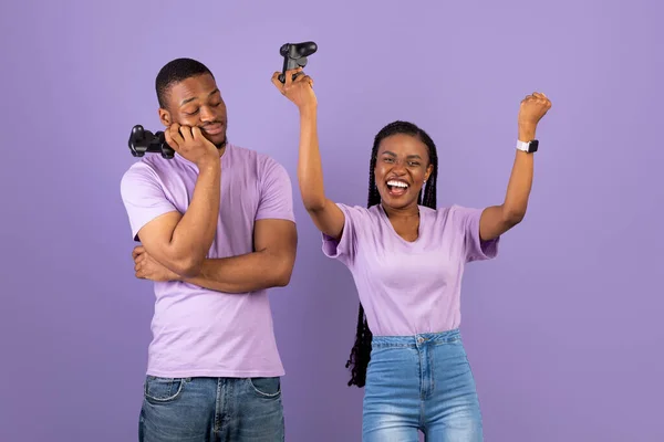 คู่รักแอฟริกันอเมริกันที่ตื่นเต้น เล่นวิดีโอเกมด้วยกันกับความสุข — ภาพถ่ายสต็อก