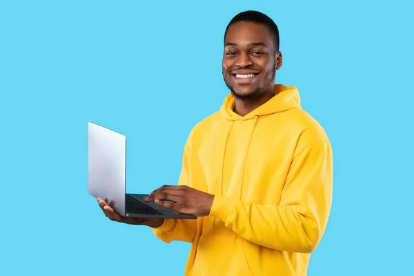 Mutlu Afrikalı Amerikalı Serbest Çalışan Laptop Pozisyonlu, Mavi Arkaplan — Stok fotoğraf