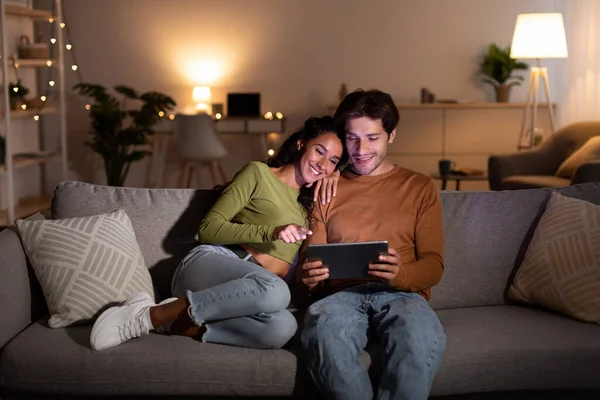 Casal assistindo filme no computador portátil sentado em casa — Fotografia de Stock