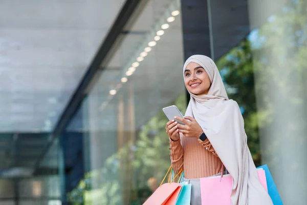 Venta en tienda, dispositivos modernos, descuentos en centro comercial, compras — Foto de Stock