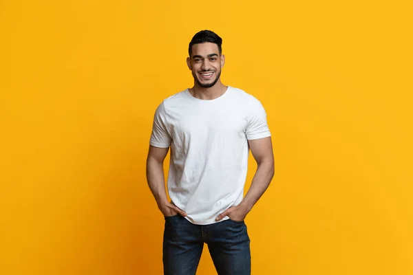 Quente árabe cara sorrindo no amarelo estúdio fundo — Fotografia de Stock