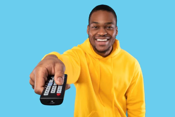 활기찬 흑인 남자 TV 활공 리모컨 컨트롤러, 블루 백 — 스톡 사진