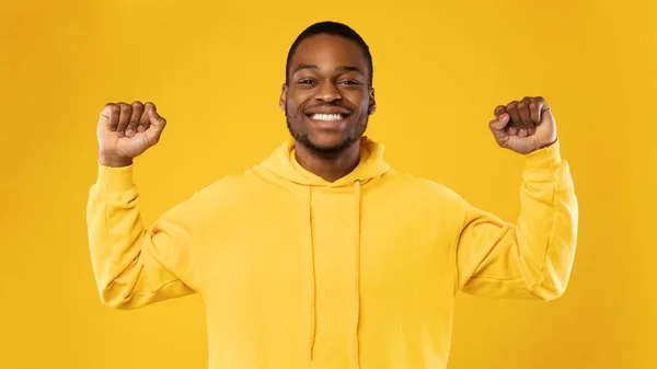 Happy African American Guy Gesturing Sim Sobre Fundo Amarelo, Panorama — Fotografia de Stock