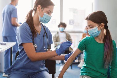 Genç Aşı Aşısı Alınıyor. İçeride Doktorla Oturuyor.