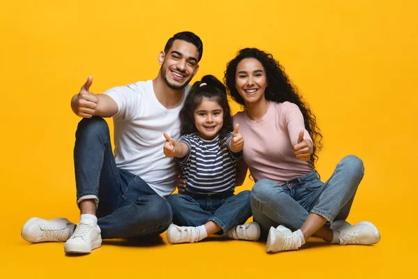 Como Concepto. Happy Middle-Eastern Family Of Three Showing Thumbs Up At Camera — Foto de Stock