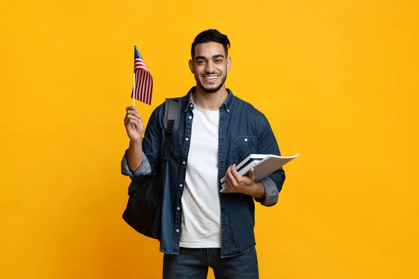 笑顔アラブ男学生ショーフラグの米国 — ストック写真