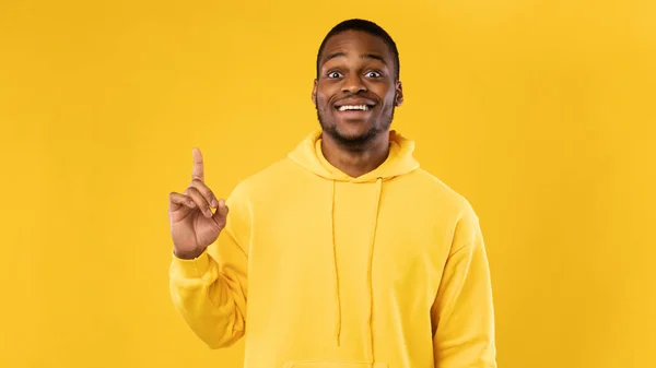 Chico afroamericano señalando dedo hacia arriba teniendo inspiración, fondo amarillo — Foto de Stock