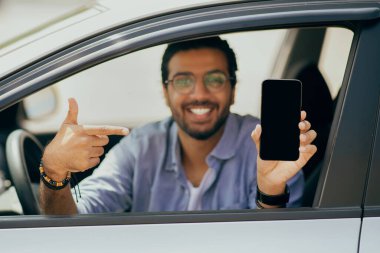 Erkeğin elinde boş ekran olan telefona seçmeli odaklan