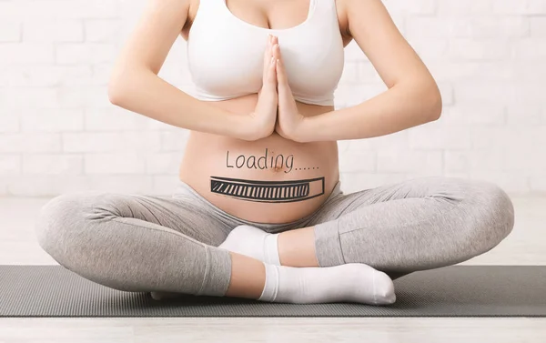 Beklenen kadın dinleniyor, yoga ya da meditasyon yapıyor, hamile karnına bar yükleme işlemi ile kolaj yapıyor — Stok fotoğraf