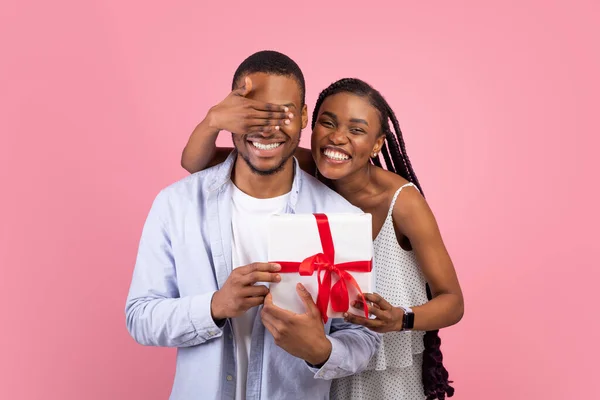 Feliz dama negra haciendo sorpresa para su novio dando caja — Foto de Stock