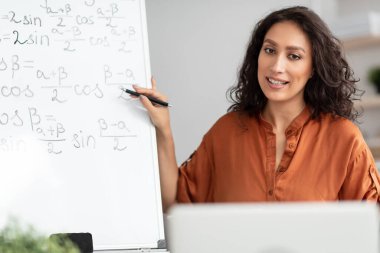Pc kullanan öğrencilere trigonometrik fonksiyonları açıklayan kadın öğretmen