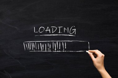 Karatahtaya tebeşirle yükleme çubuğu çizen genç bir kadın. Kolaj