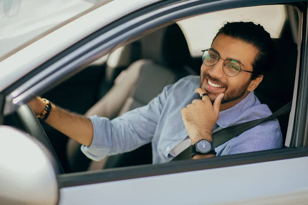 Lächelnder Indianer genießt sein nagelneues Auto — Stockfoto