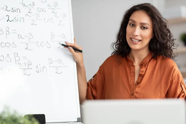 Vrouwelijke leraar die trigonometrische functies uitlegt aan leerlingen die pc gebruiken — Stockfoto
