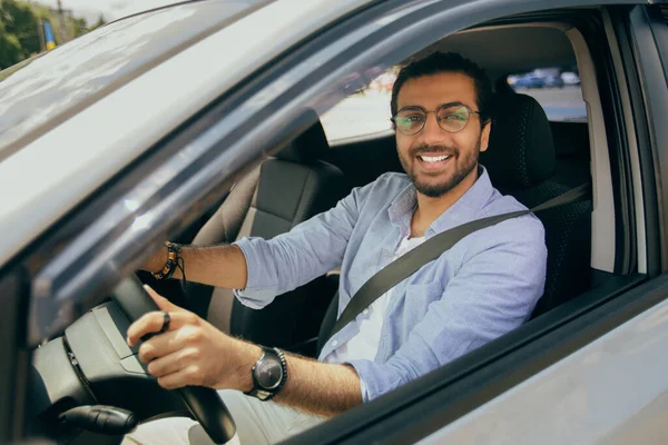 Stilvoller Mann aus dem Mittleren Osten fährt schönes Auto, Nahaufnahme Foto — Stockfoto