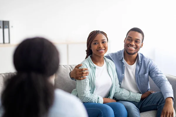 Glückliches Ehepaar nach erfolgreicher Psychotherapie in Eheberatungsstelle — Stockfoto