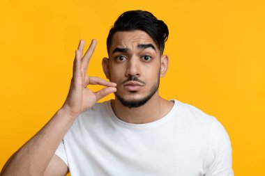 Ortadoğulu adam sarıya jest yapıyor.