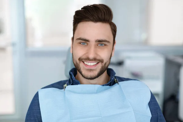 Joven paciente sonriendo en odontología, espacio para copiar —  Fotos de Stock