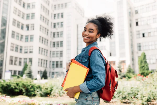 Mutlu Afrikalı Amerikalı Kolej Kızı Kitap Tutuyor Üniversitenin yakınında poz veriyor