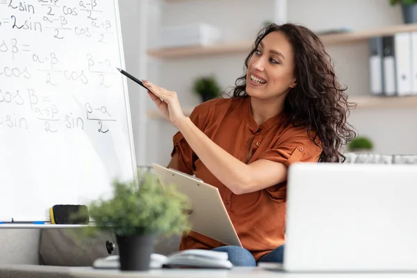 Profesora explicando matemáticas a los estudiantes usando PC —  Fotos de Stock