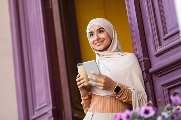 Mutlu rüya gören tesettürlü genç Arap bayan hafta sonunun ve taze kahvenin tadını çıkarıyor. — Stok fotoğraf