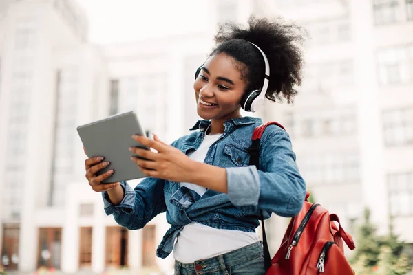 Africano femmina studente ragazza video chiamata su tablet computer al di fuori — Foto Stock